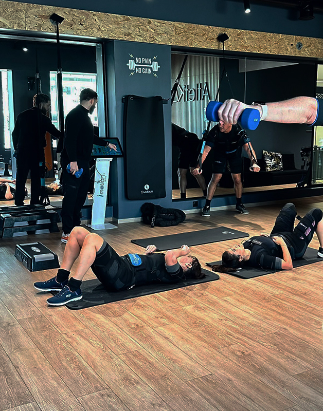 Cours d'Electrostimulation avec coach dans la salle d'AtletiKA