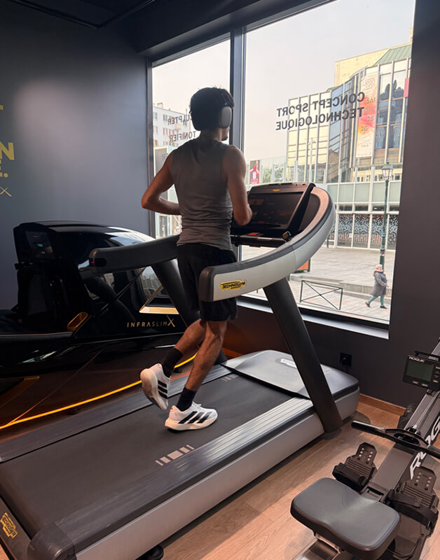 Homme faisant du Cardio dans la salle de sport AtletiKA