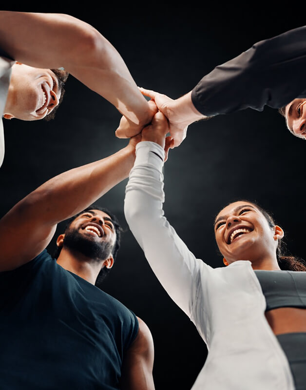 Groupe d'amis qui réalise un cours collectif dans la salle AtletiKA