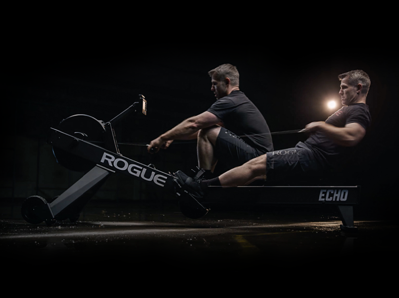 Homme faisant du Rameur de la marque Rogue