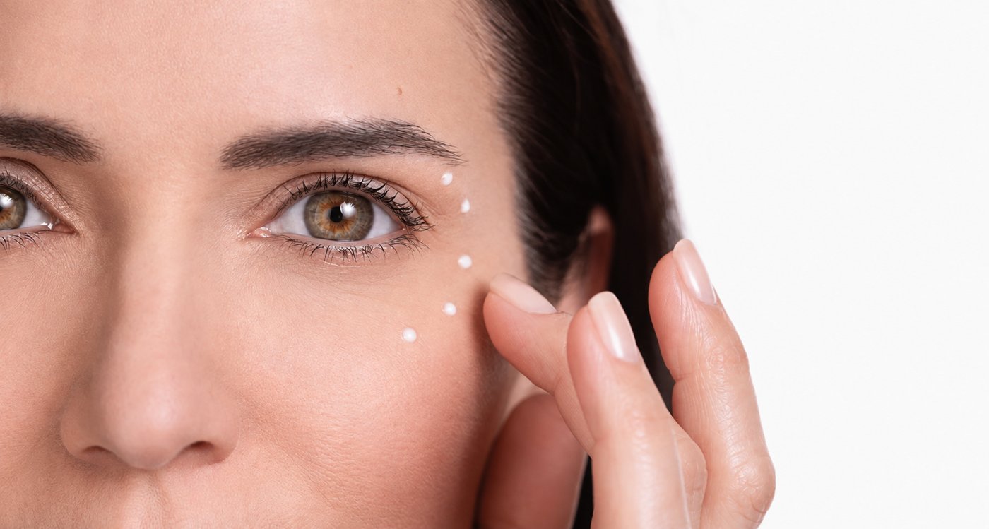 Application d'un soin sur le contour des yeux