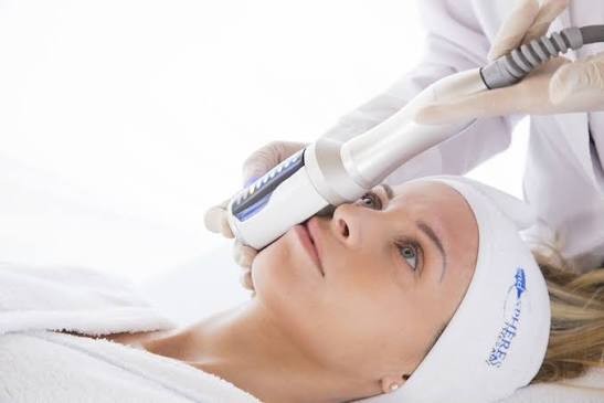 Soin Endosphères visage, pièce à main sur la joue