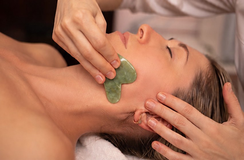 Massage du visage au Gua Sha en jade